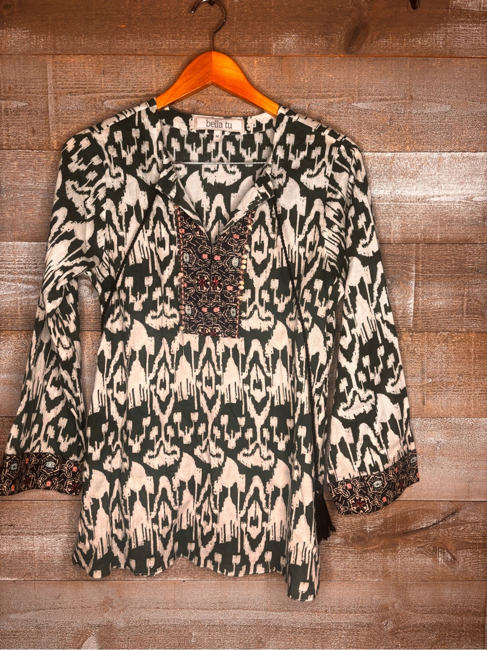 Bella Tu 100% cotton made India green & White embroidered V-Neck Tunic Top